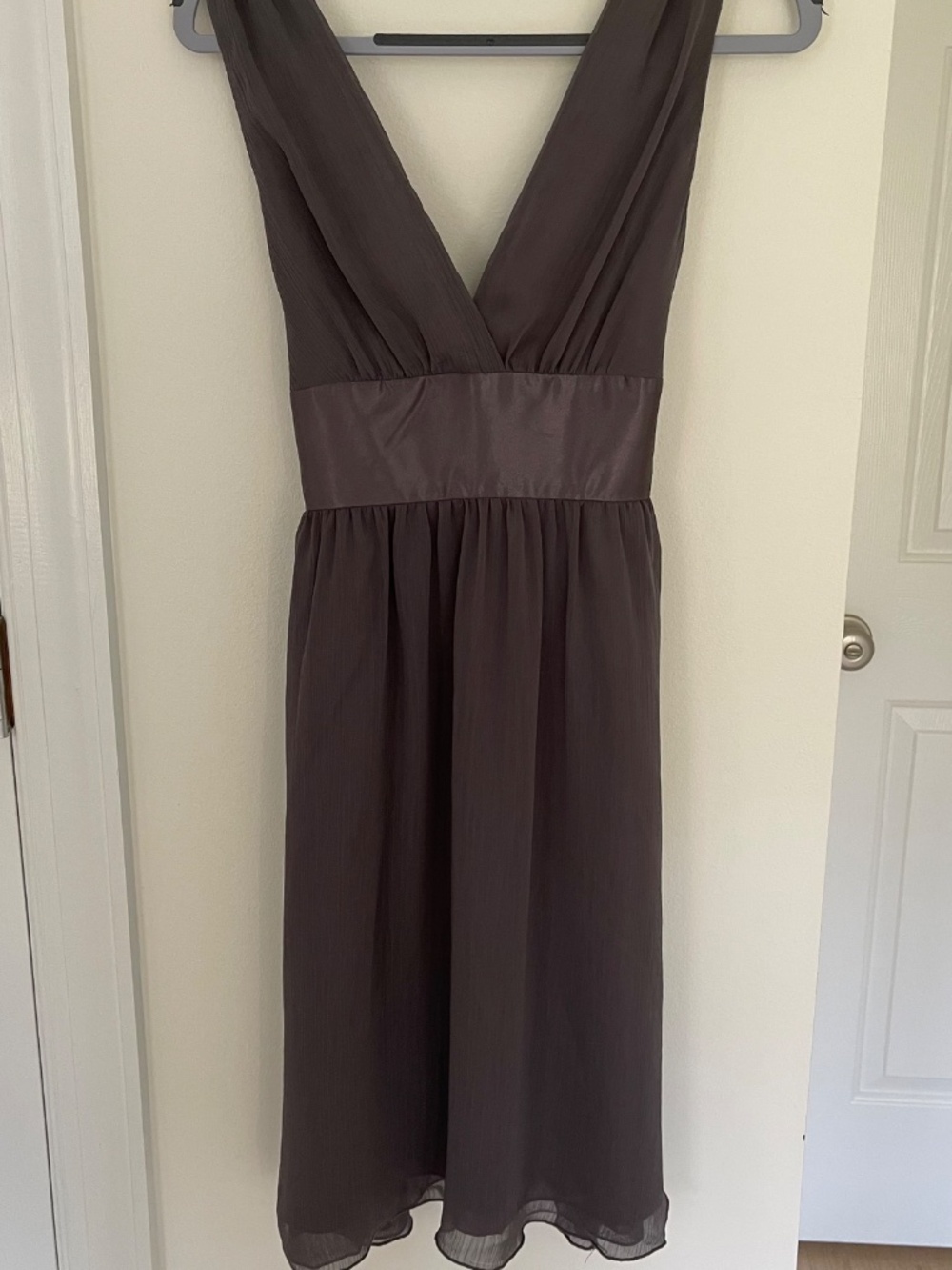 21 by Forever 21 Grey Chiffon V-Neck Cocktail Dress - Small (Fits like Junior S) - Picture 3 of 10